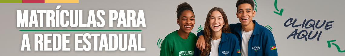 Banner horizontal com tr&ecirc;s jovens sorridentes, usando roupas com a marca Educa&ccedil;&atilde;o, lado a lado. &Agrave; esquerda, o texto &ldquo;Matr&iacute;culas para a Rede Estadual&rdquo;. &Agrave; direita, a frase &ldquo;Clique aqui&rdquo; com setas indicando a&ccedil;&atilde;o. Fundo em tons neutros e verdes.