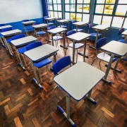 No ano passado, 163 conjuntos de mesas e cadeiras para alunos e professores foram entregues à escola