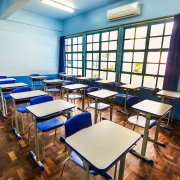 No ano passado, 163 conjuntos de mesas e cadeiras para alunos e professores foram entregues à escola