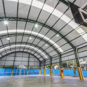 Construção da quadra coberta, cujo investimento foi de R$ 416 mil, beneficiará 500 estudantes.