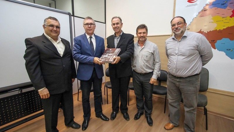 Secretário Krummenauer recebeu livro alusivo ao cinquentenário da Fundação Liberato.