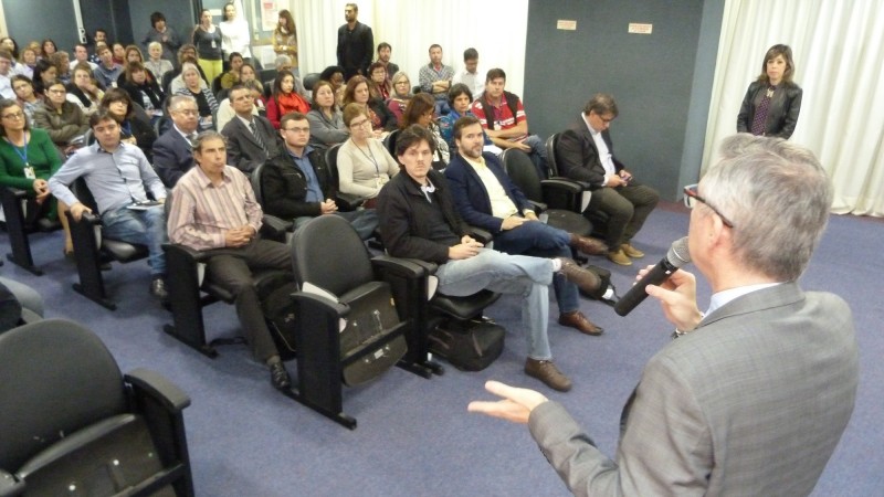 Secretário Ronald Krummenauer debate com os professores as ideias do projeto
