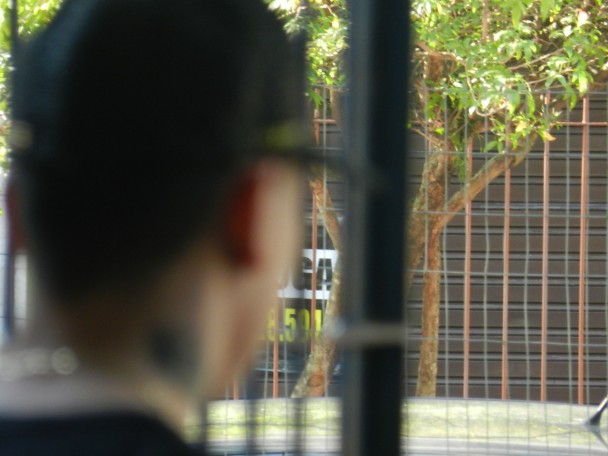 Rapaz diminui pena atuando uma vez por semana na escola