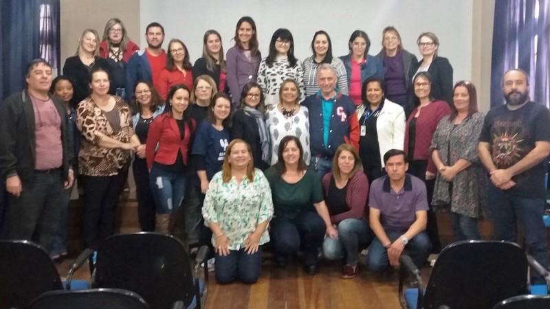 Professores trabalham em escolas da 12ª CRE