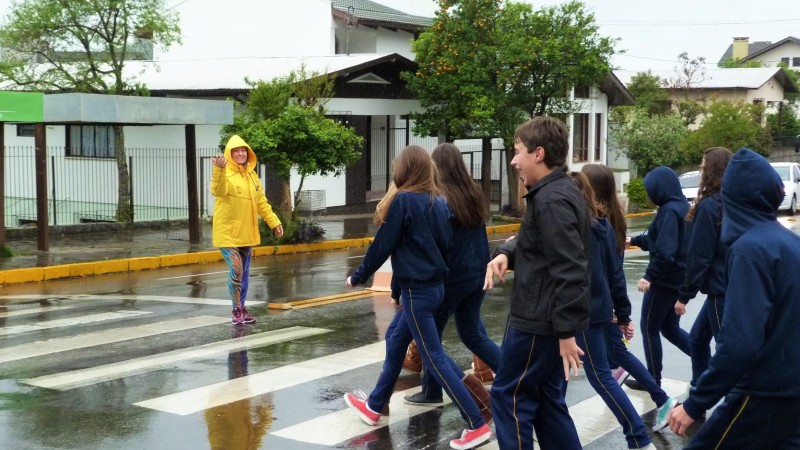 Projeto Pais na Escola monitora o trânsito e o protege o entorno da Escola São Rafael