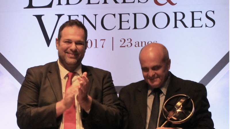 Diretor Silvio (D) recebeu troféu das mãos de Mano Changes