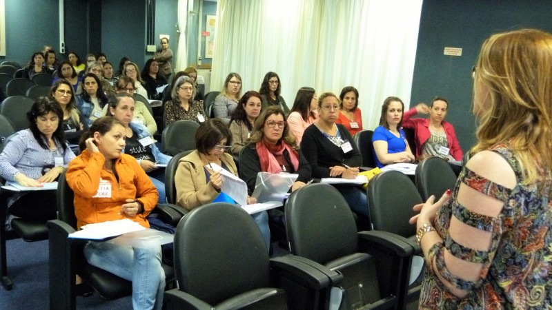 O curso prevê, cinco edições no total, sendo três em 2017 e duas em 2018, contemplando 300 professores até o final do projeto