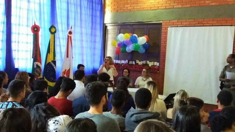 Com o tema "Felicidade é só questão de ser" os 800 alunos do município de Gravataí ainda irão participar de oficinas de artes