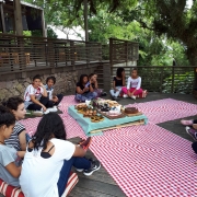 Meninas receberam piquenique na reserva de Itapuã