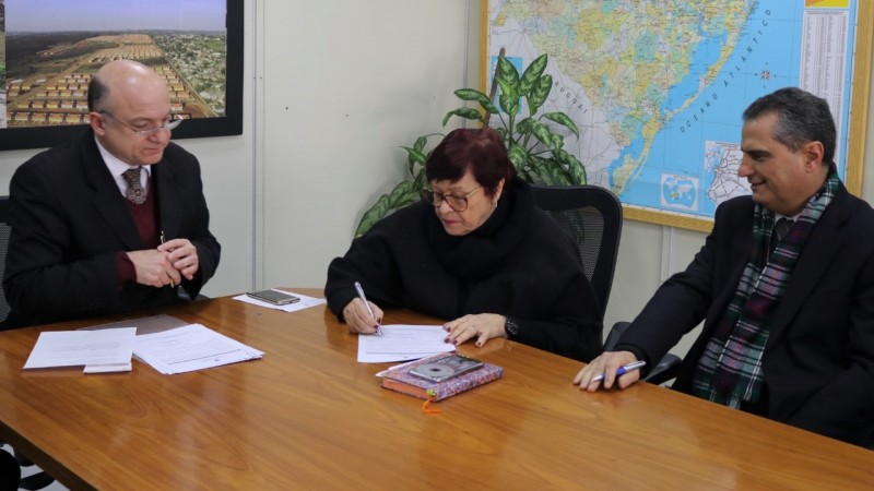 Secretária-adjunta de Educação, Iara Wortmann, e secretário de Obras,Rogério Salazar, assinaram ordem de início nesta quarta (4)