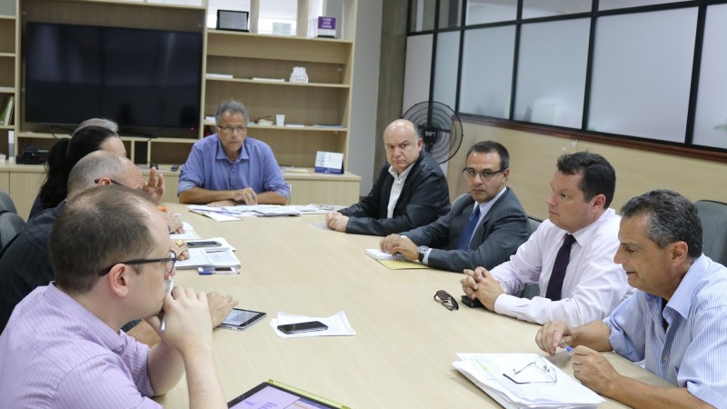 Secretários Faisal e Salazar, Antônio Carlos Carneiro (coord. Jurídico da SOP), Diego de Lorenzi (auditor da Contadoria e Auditoria-Geral do Estado -Cage), Rogerio Leal (dir. admin Seduc), Vinícius Piccini (coord. SGO), Ricardo Todeschini (coordenador das