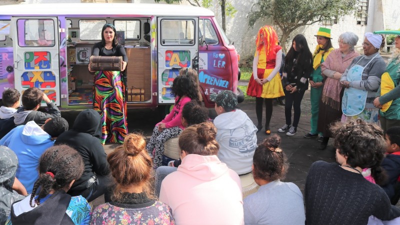Atividades da EducaKombi incluem literatura, teatro, dança e interatividade com os estudantes