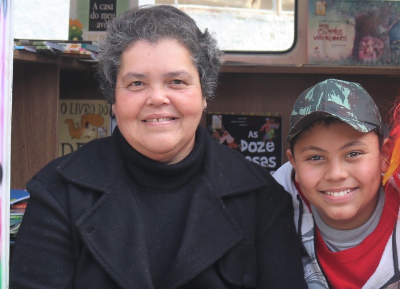 Flávia e seu filho Bernardo que cursa a 4º série do Ensino Fundamental da Escola América