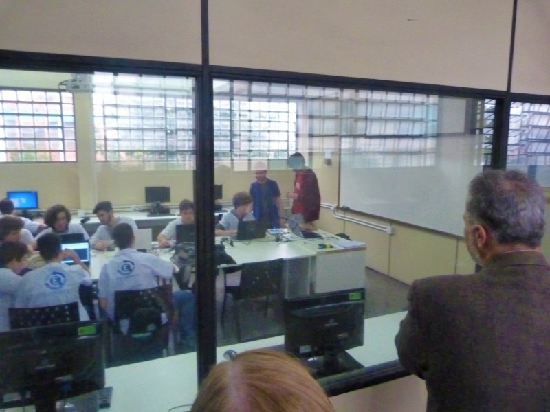 Secretário Faisal Karam conheceu as dependências dos cinco prédios que formam a Escola Cimol e conversou com os estudantes