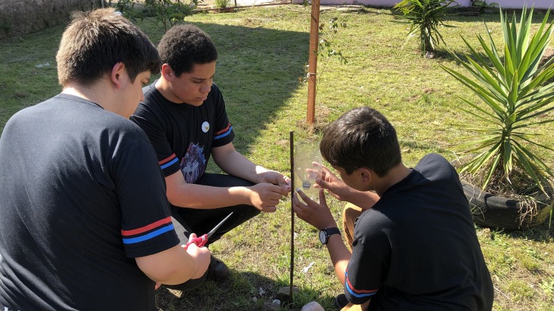 Pluviômetro é instalado no pátio pelos alunos