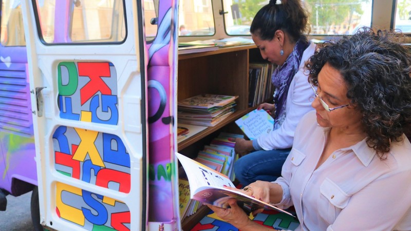 A biblioteca ambulante da Seduc, batizada de Educakombi, é uma das atrações da 65ª Feira do Livro de Porto Alegre