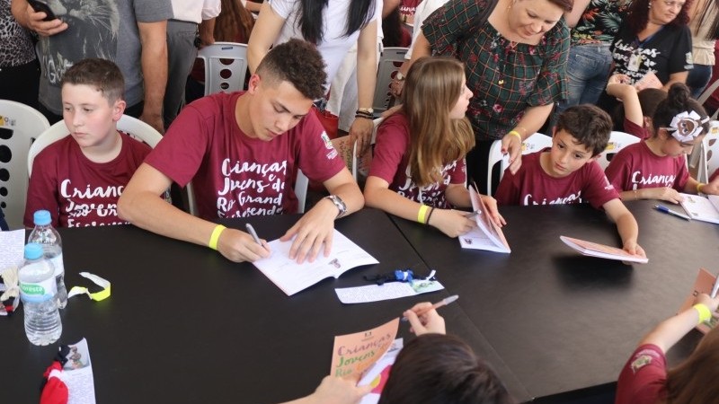 Jovens escritores concederam autógrafos durante a Feira do Livro de Porto Alegre do ano passado