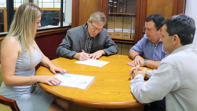 Vice-prefeito de Barra do Ribeiro, Carlinhos Salomon, assinou o recebimento da doação do veículo da Seduc