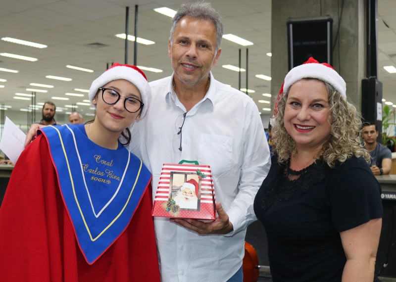 Secretário Faisal Karam recebeu um presente de Natal dos estudantes da Escola Carlos Bina