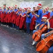 Coral da Escola Carlos Bina realiza apresentação de Natal na Seduc