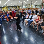 Coral da Escola Carlos Bina realiza apresentação de Natal na Seduc