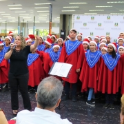 Coral da Escola Carlos Bina realiza apresentação de Natal na Seduc