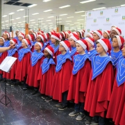 Coral da Escola Carlos Bina realiza apresentação de Natal na Seduc