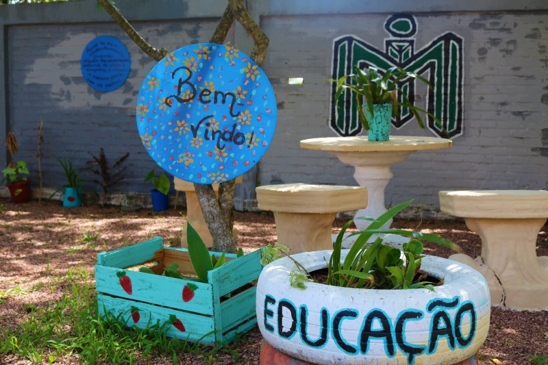 Trabalho da Escola Ildo Meneghetti visa revitalizar o espaço e engajar os alunos em atividades como plantio, pintura e arte