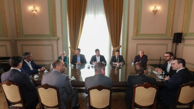 Antes da transmissão pela internet, governador apresentou o decreto aos chefes de poderes
