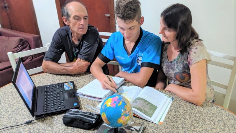  Aluno da Escola Cônego Josué Bardin, do município de Vanini, na 7ª CRE, focado nos estudos das Aulas Programadas