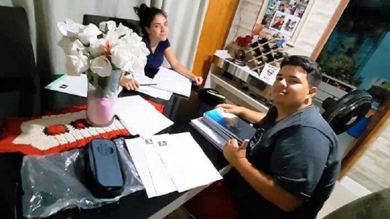 Alunos da Escola Antônio Francisco Lisboa, os irmãos Ana e Fabrício recebem os conteúdos das Aulas Programadas pela internet
