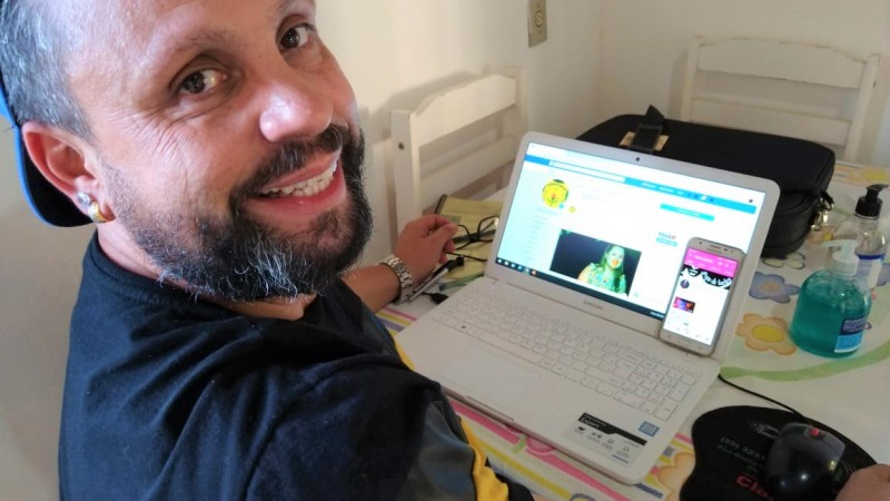 Paulo Evandro da Costa, da Escola Plácido de Castro, na 19ª CRE, usa o teatro como recursos pedagógico nas Aulas Programadas