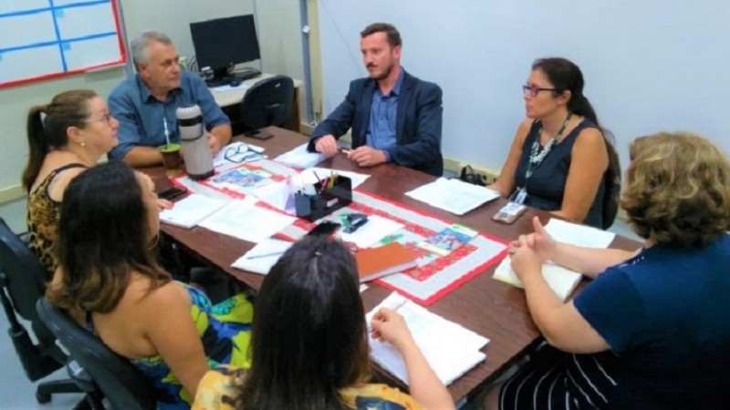 Diretor Superintendente da Suepro, Luis André de Araújo Sasso, acertando os detalhes da parceria com representantes do IFRS