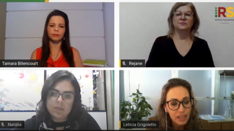 Tela dividida em quatro, com Tamara Bitencourt, a tradutora-intérprete Rejane, Natália e a diretora do Departamento Pedagógico, Letícia Grigoletto