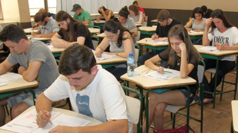Jovens estudando em uma sala de aula