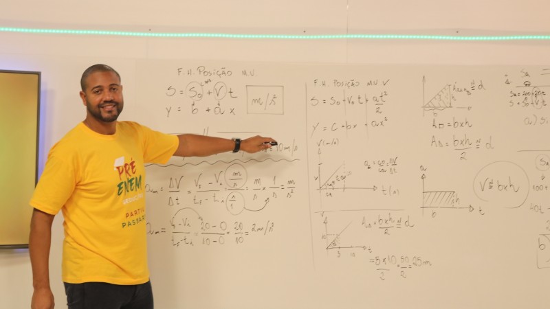 Professor do projeto Pré-Enem explica no quadro fórmulas de física