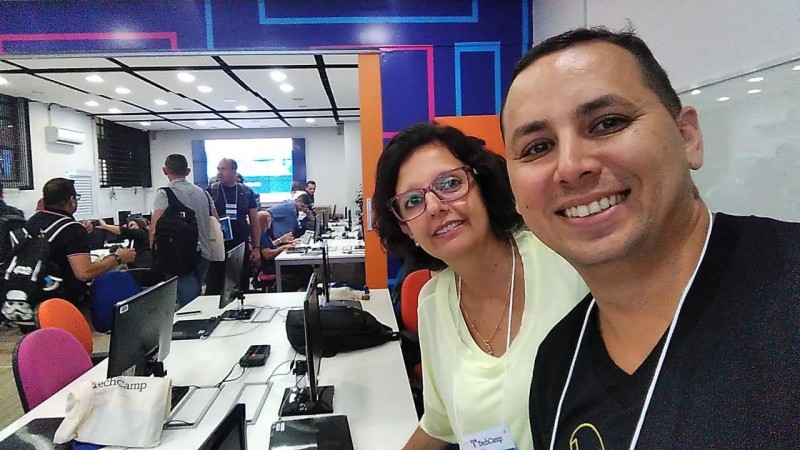 Foto de Simone e Wagner durante o evento TechCamp Brasil 2020, realizado em fevereiro