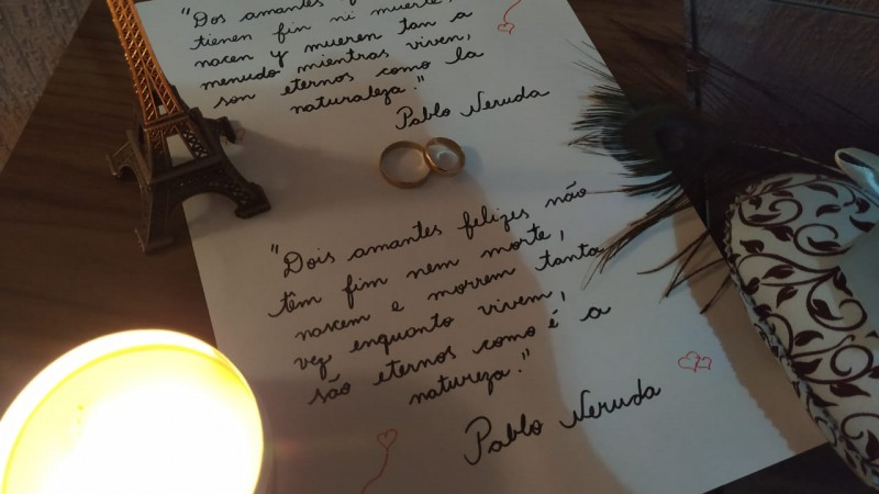 Foto de um dos trabalhos de alunos, onde figura uma poesia de Pablo Neruda: "Dois amantes felizes não têm fim nem morte, nascem e morrem tantas vezes enquanto vivem, são eternos como é a natureza."