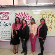 Foto onde aparecem quatro mulheres ao lado de um banner da Liga Feminina de Combate ao Câncer de São Borja