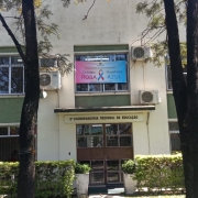 Foto da fachada da 8ª CRE com banner de Outubro Rosa e Novembro Azul
