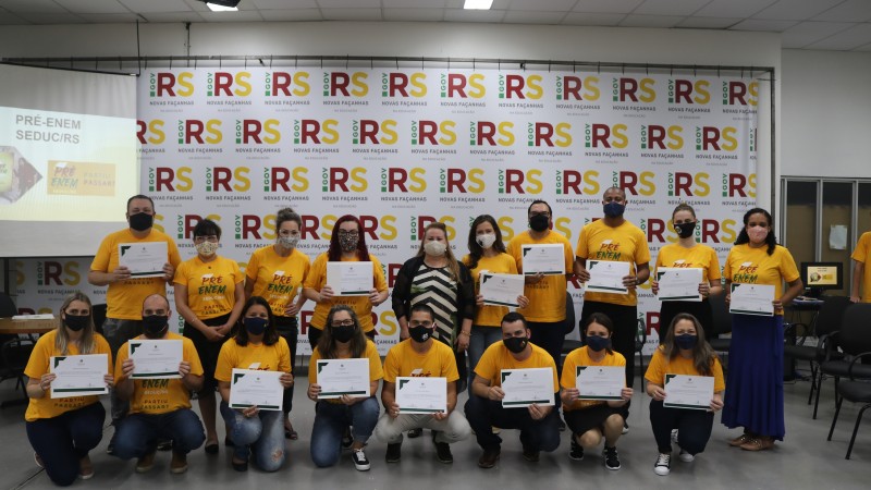 Foto com todos os participantes do evento, mostrando seus certificados