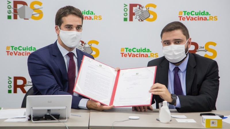 Governador Leite e o presidente da Assembleia, deputado Gabriel Souza, com o ofício que será enviado ao Ministério da Saúde -
