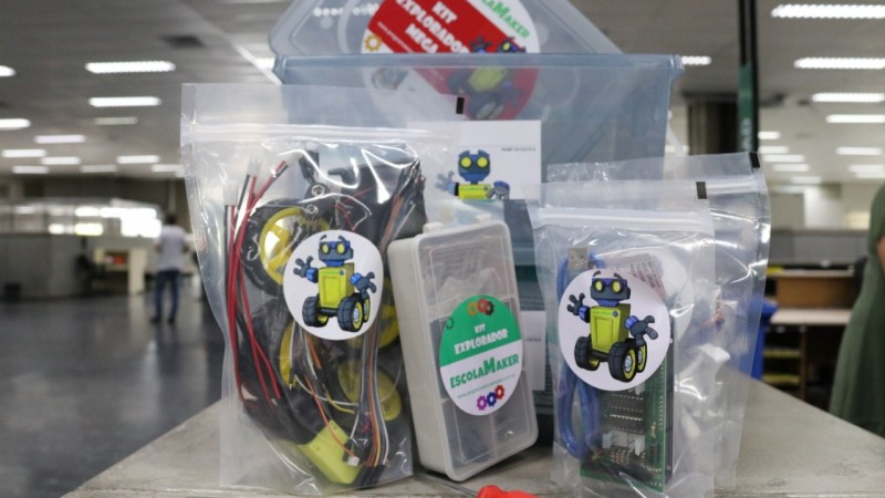 Kits de robótica e materiais escolares - Foto: Bruna de Bem