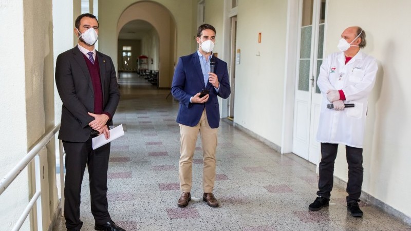 Anúncio foi feito por Leite, acompanhado secretário Marco Aurelio (E), no Asilo Padre Cacique, presidido por Edson Brozoza (D)