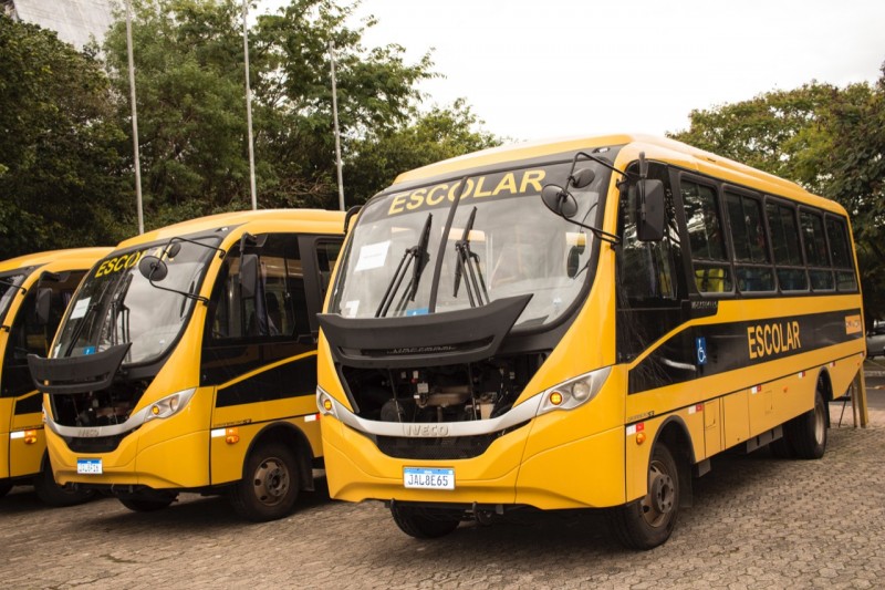 Secretária Raquel Teixeira conclui entrega de 46 novos ônibus para