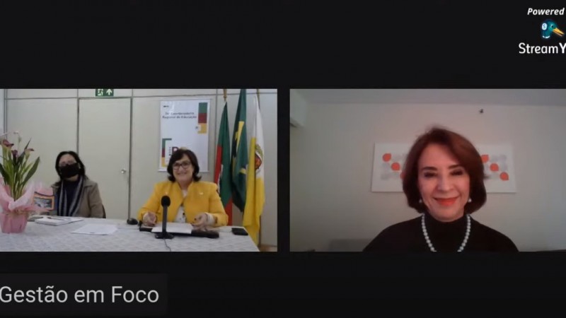 Secretária Raquel Teixeira e a coordenadora Elaine Dalcin da 24ª CRE