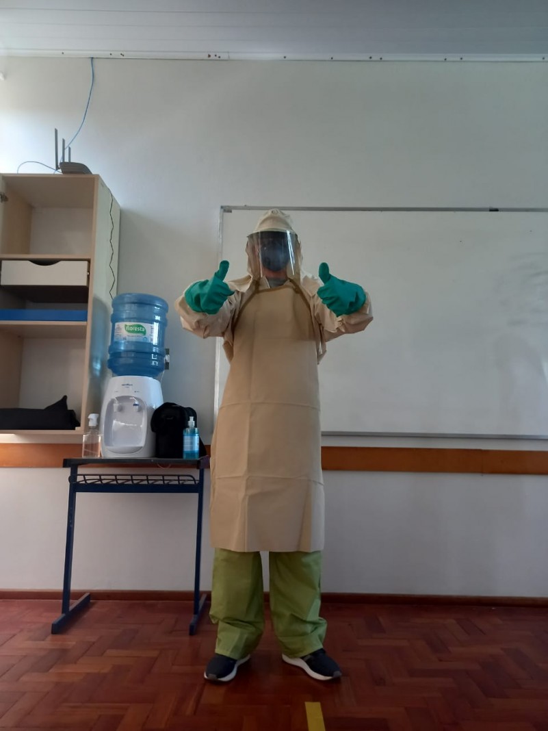 Alunos aprendendo a colocar os EPIs para uso de agrotóxicos