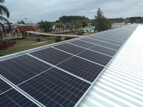 Placas de energia solar fotovoltaica instaladas na Escola Guaramano (Guarani das Missões)