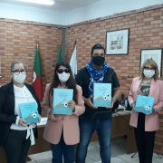 Livros de Rodrigo Munaro foram entregues na CRE