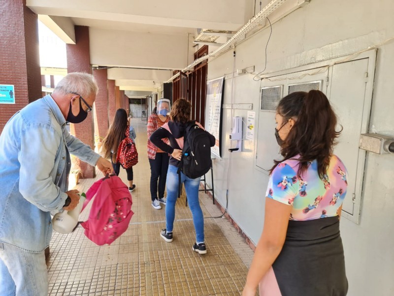 Uso de álcool e verificação de temperatura dos estudantes na entrada de escola na capital